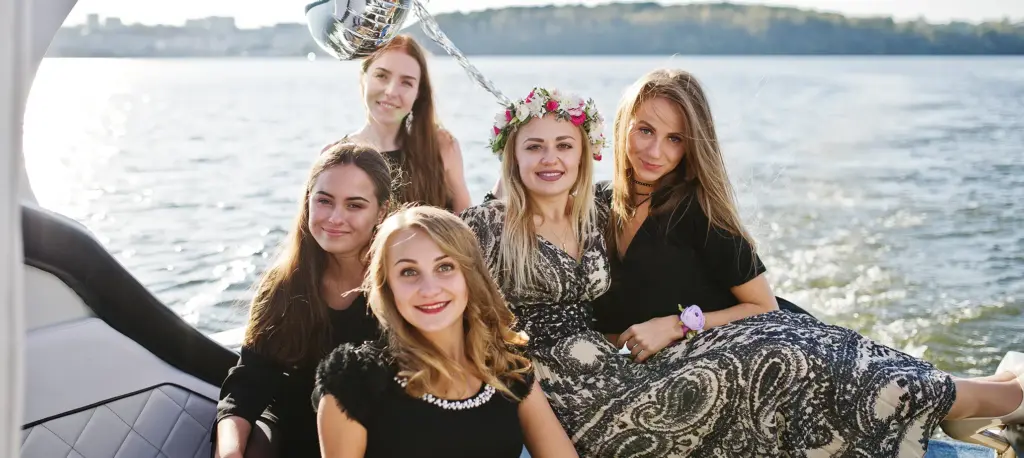 Un gruppo di amiche festeggia l'addio al nubilato a bordo di una lussuosa imbarcazione
