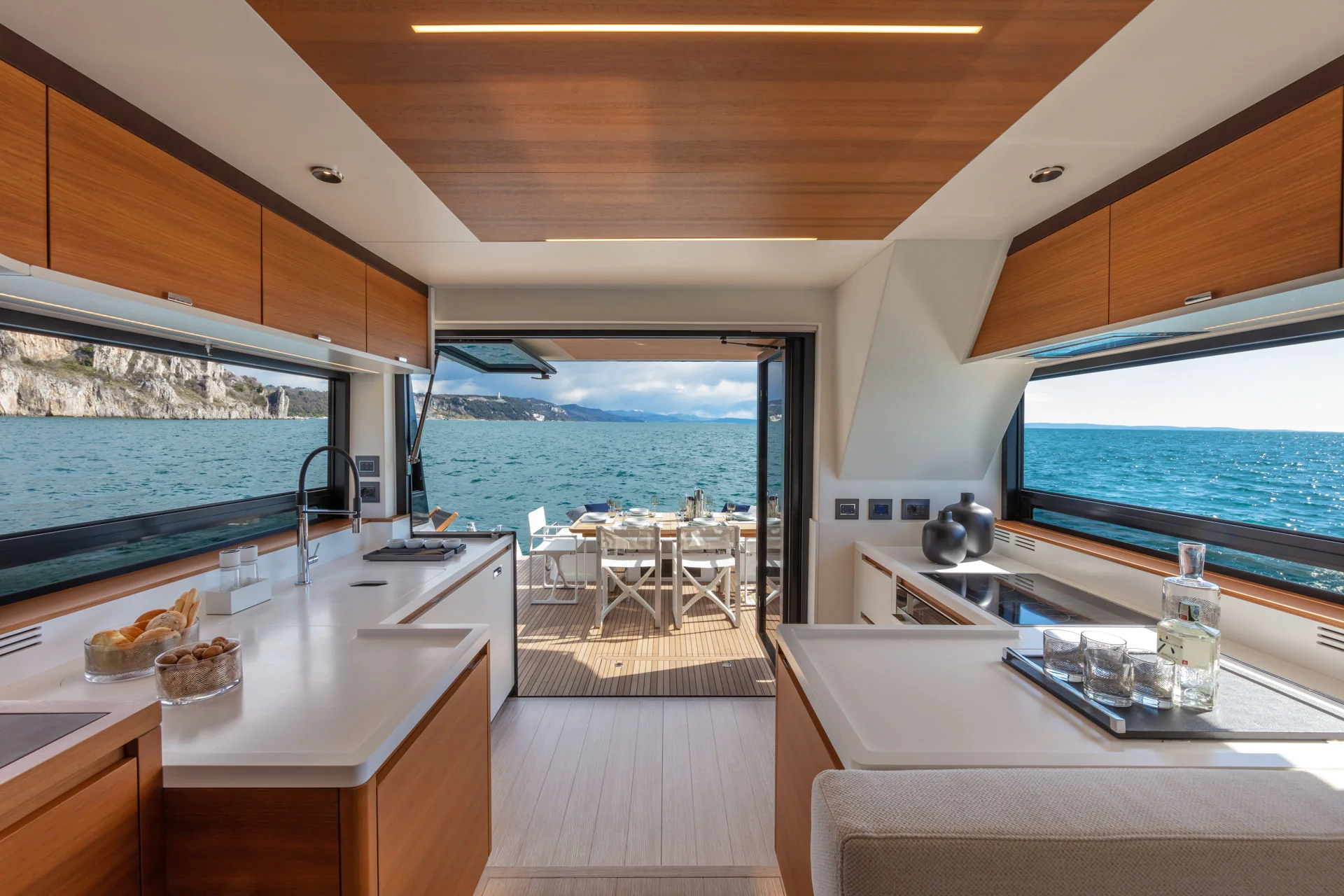 PardoYacht_PardoModel_E60_interior_desktop_002