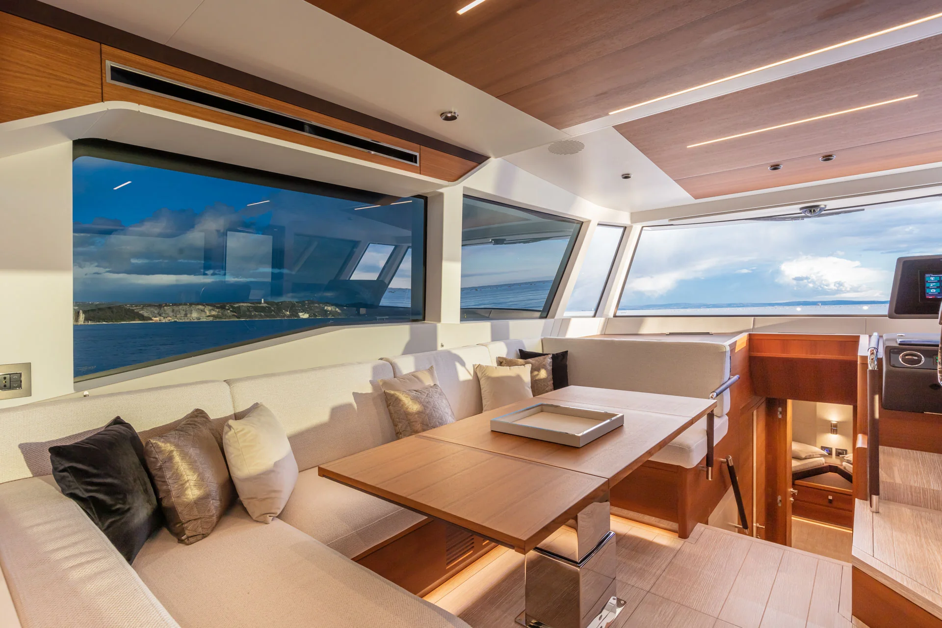 PardoYacht_PardoModel_E60_interior_desktop_003