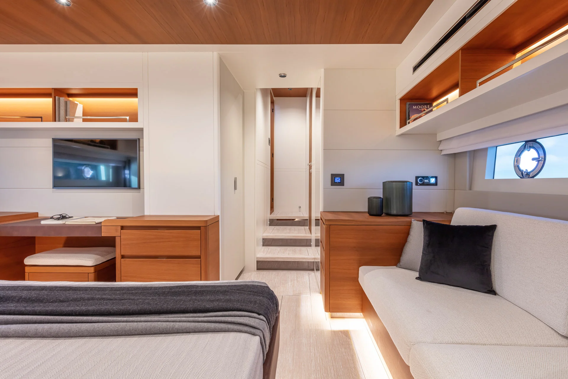 PardoYacht_PardoModel_E60_interior_desktop_008