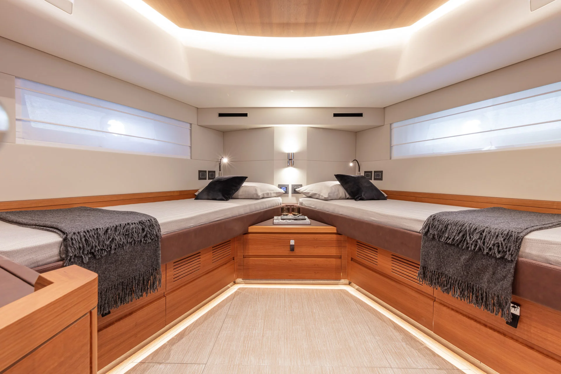 PardoYacht_PardoModel_E60_interior_desktop_009
