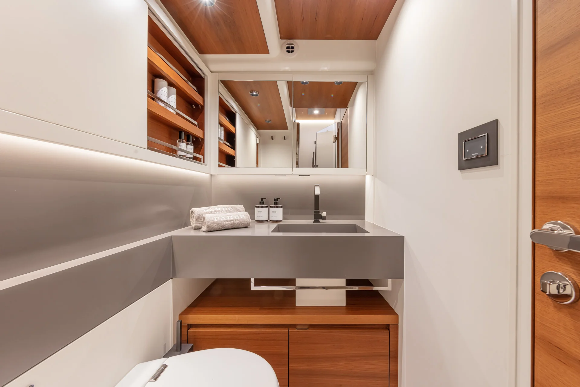 PardoYacht_PardoModel_E60_interior_desktop_012